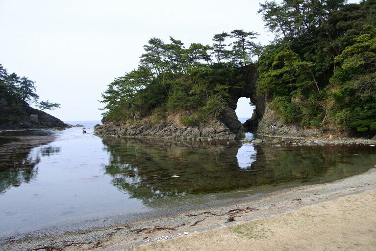 城山海水浴場(通称：ベビービーチ)にある、海食洞が開いた明鏡洞。SUPで穴を通り抜けられます。)