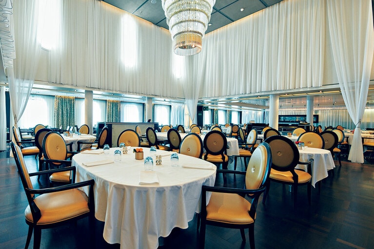 商船三井クルーズの伝統を受け継ぐメインダイニング「ザ・レストラン 富士」。
