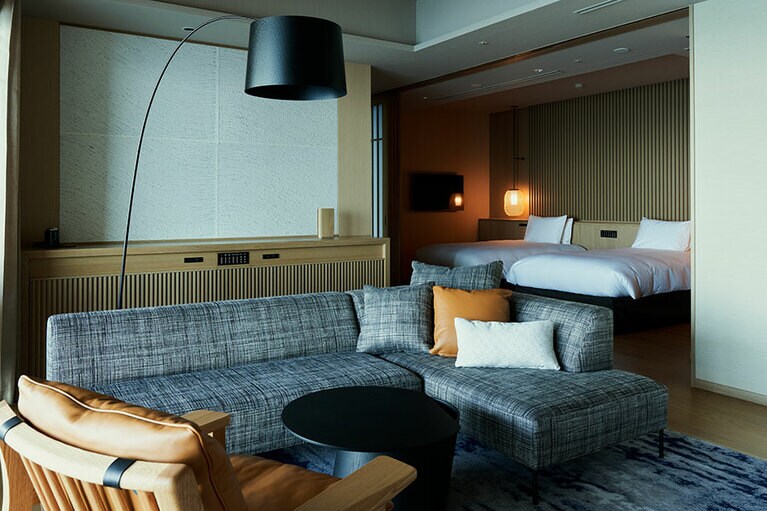 最上級の旅館リゾート「熱海・伊豆山 佳ら久」では大切な人と落ち着いたひとときを過ごすことができる。