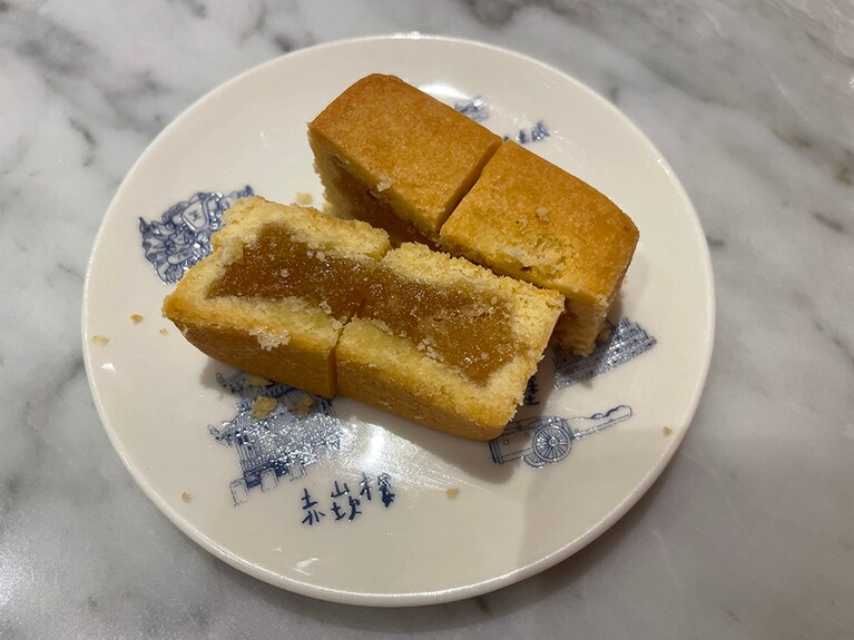 比較的どっしりとしたタイプのパイナップルケーキ。お茶のお供にちょうどいいいサイズです。