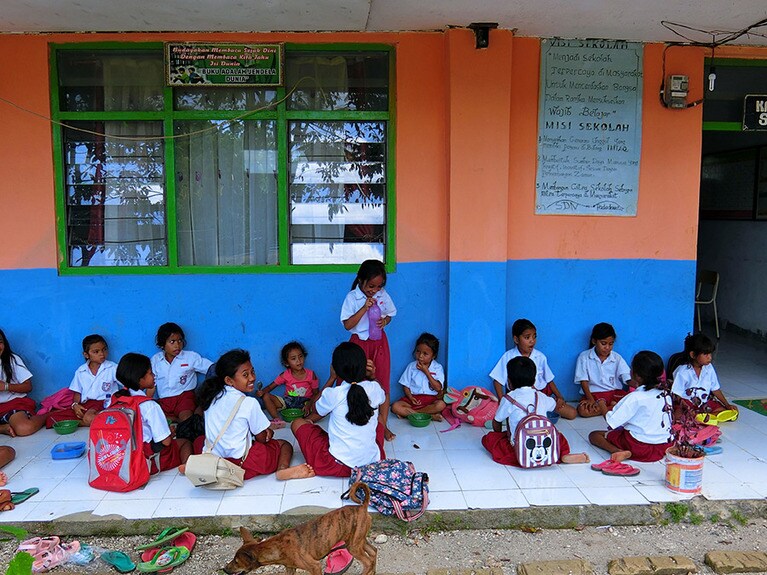 栄養改善を考えて作られた給食を食べる子どもたち。ランチが賑やかなのは各国共通！