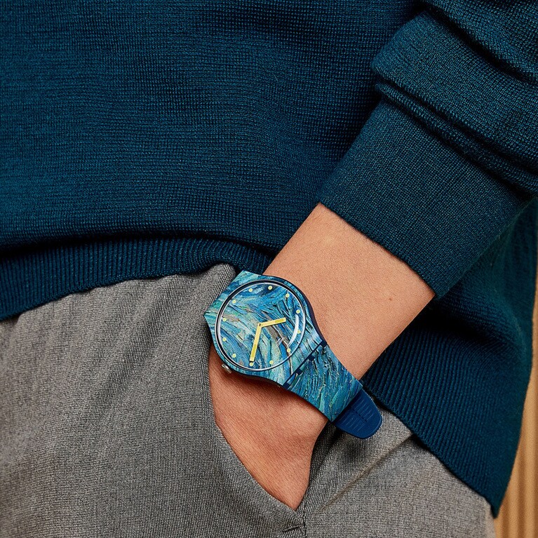 青を基調とした文字盤に黄色の時計の針が差し色に。