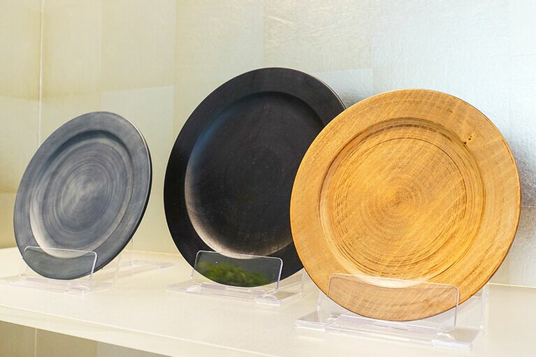 Awabi wareプロデュースの拭き漆のパン皿 大7,920円(税込)、小5,720円(税込)。