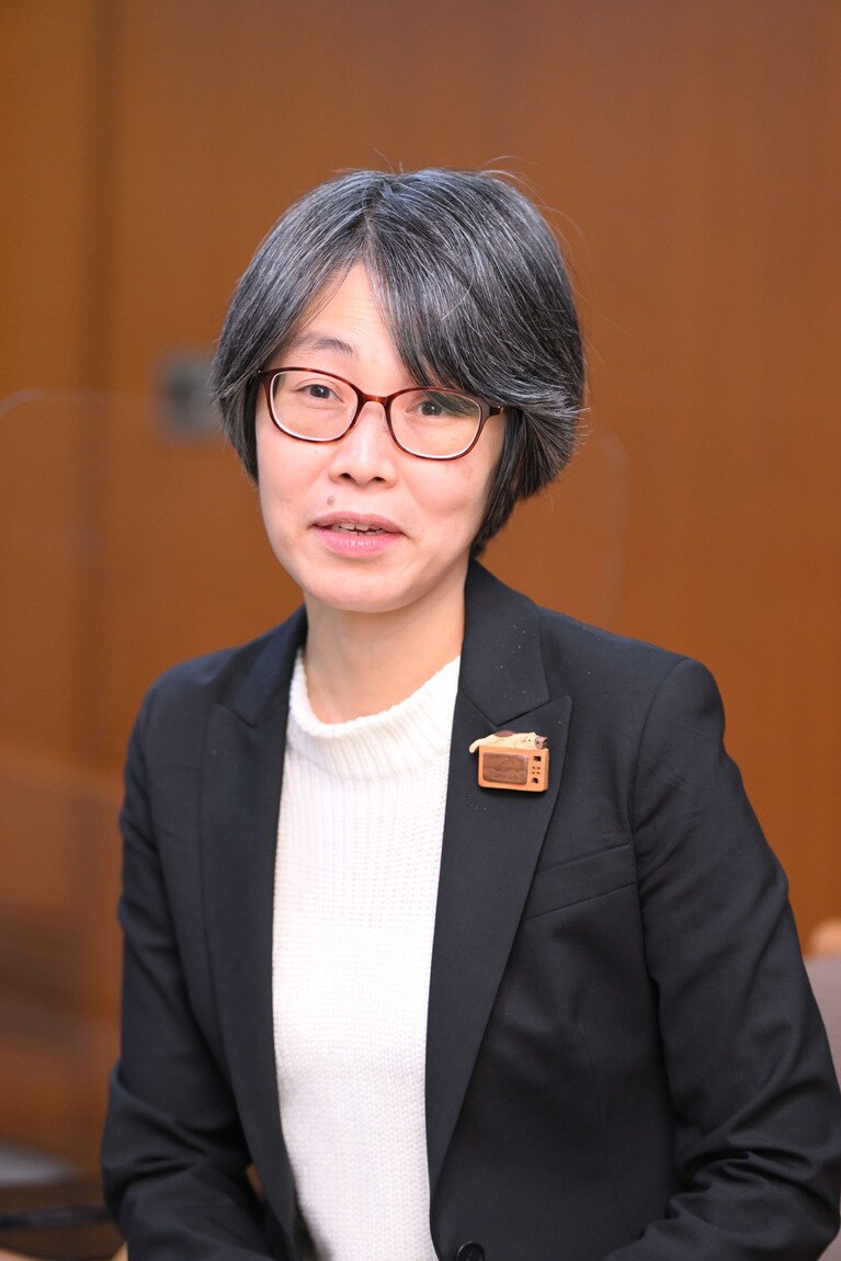 さわだとうこ　1977年京都府生まれ。2010年『孤鷹の天』でデビュー。11年に同作で中山義秀文学賞、13年『満つる月の如し 仏師・定朝』で新田次郎文学賞、21年『星落ちて、なお』で直木賞を受賞。『若冲』など著書多数。