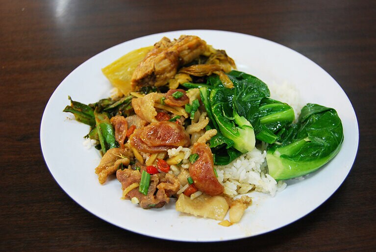 おかずの種類が多いと、その分値段は高くなるので確認を。写真のもので12リンギット(約300円)程度。