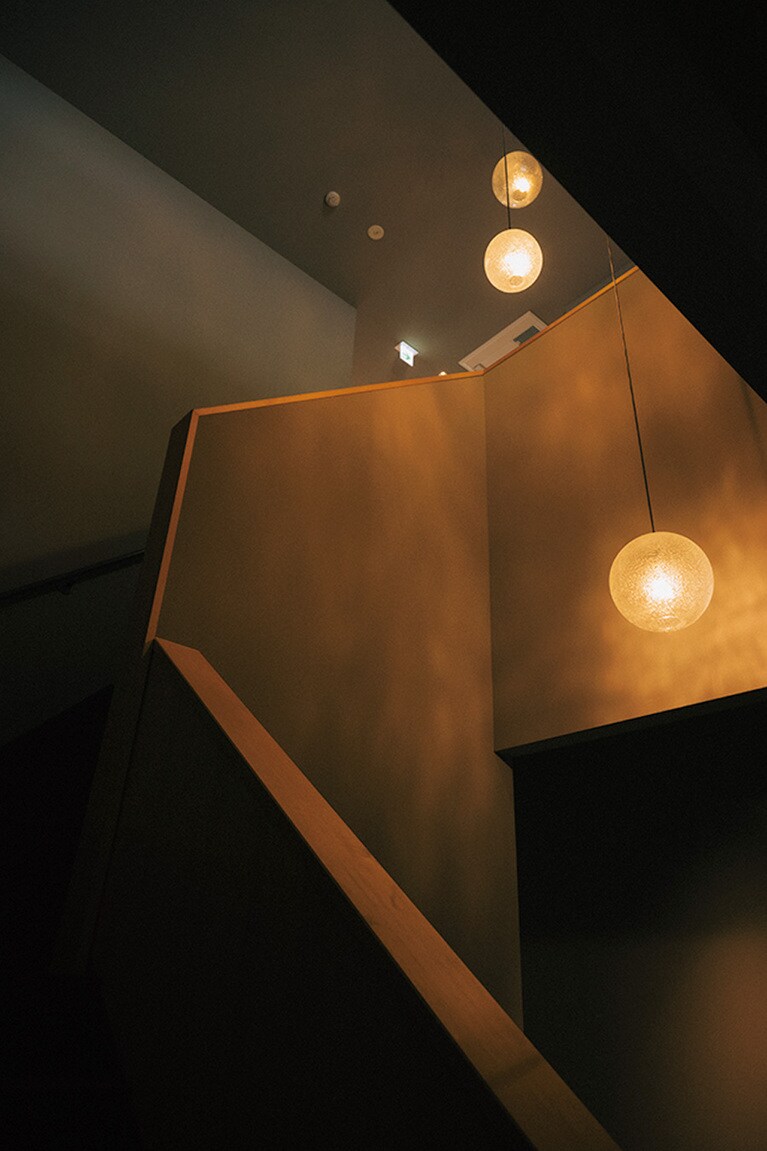 北陸地方の作家の照明が階段を美しく照らす。（一 能登島　石川）