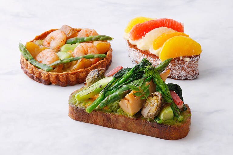 左から順に／「海老とアスパラガスのクロワッサンキッシュ」850円、「季節野菜のタルティーヌ」750円、「アグリューム」500円(税込)。販売期間は2023年3月1日（水）～5月31日（水）。
