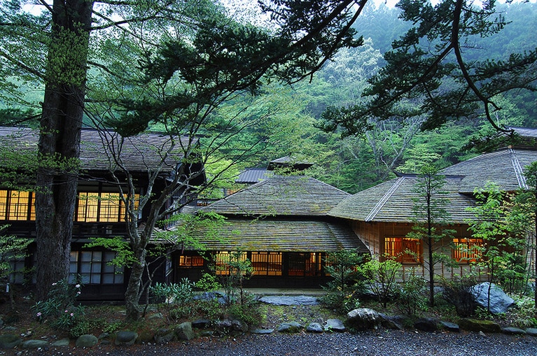 法師温泉 長寿館［群馬／法師温泉］外観 本館と浴舎。
