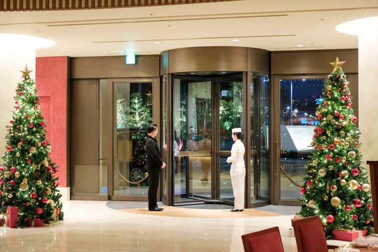 メインのエントランスにももちろんツリーが。