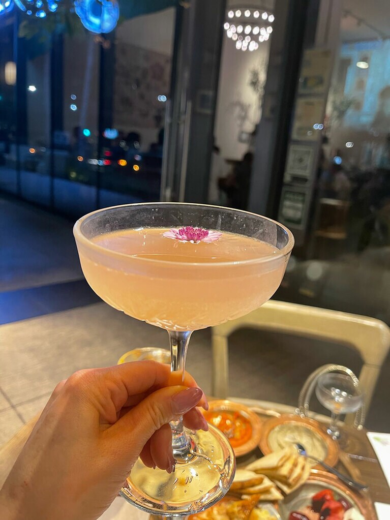 「フラワーズオブエフェソス(Flowers of Ephesus)」13ドル。マウイ島で採れたパイナップルを使ったウォッカ「Pau Vodka」をベースにしたカクテル。