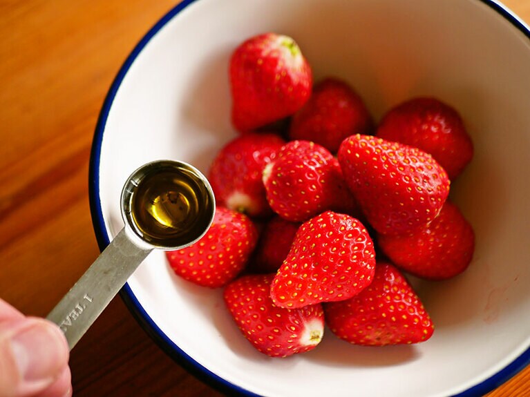 いちごに「オリーブオイルと塩」をかけてなじませておく。