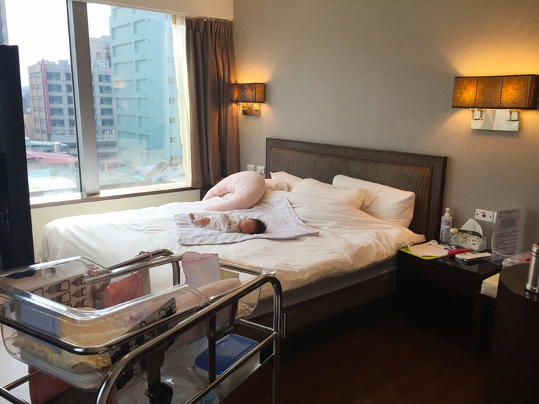 必要なものは全て完備された部屋。授乳時間になると赤ちゃんを部屋まで送り届けてくれる。家族の宿泊もOK。