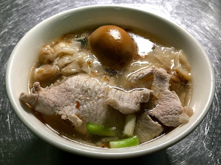 陽春麵40元＋痩肉20元＋魯蛋10元。スープなしをオーダーすることも可能。