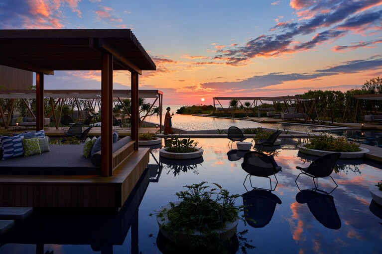 夕暮れどきの星のや沖縄。感動の光景に心が深く癒やされます。