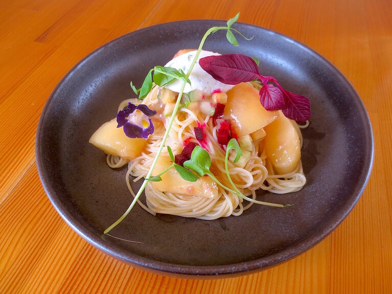オードブル「冷製桃パスタ」。