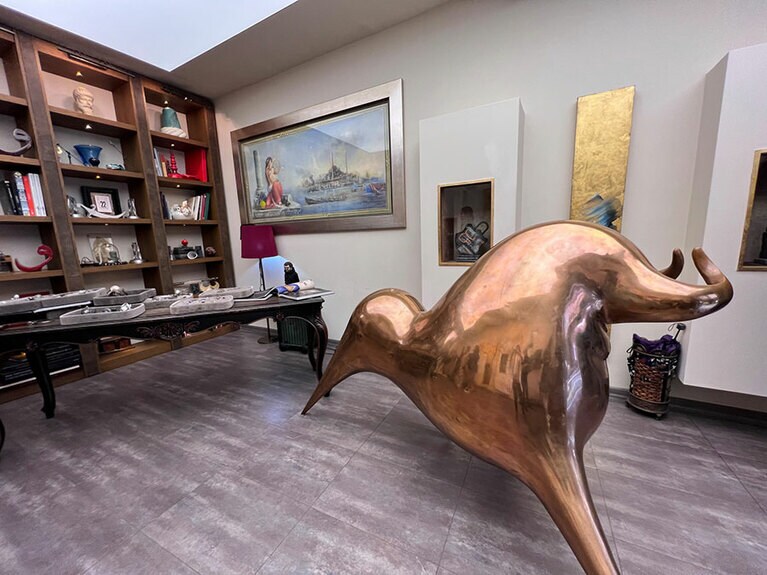 ショップ内中央には、動物を思わせる不思議なオブジェが鎮座している。