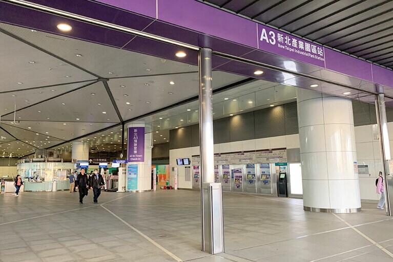 ゆっくり歩くと約5分で、MRT桃園空港線改札に到着します。