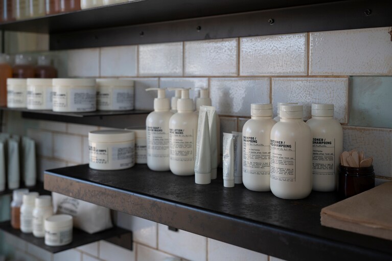 新緑に包まれながら香りと向き合う。移動する店舗ならではの「ル ラボ オン ウィールズ」を軽井沢で体験