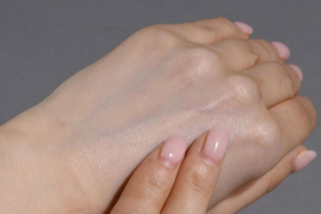 日中も肌・毛穴にうるおいを与え、なめらかに引き締めてくれる。