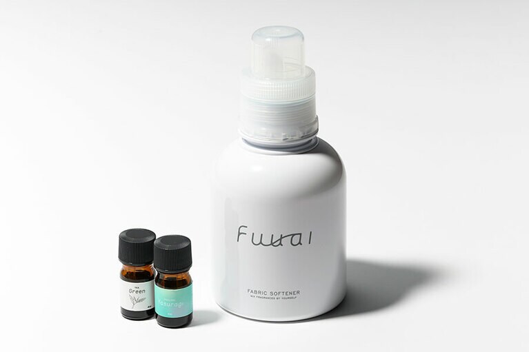 気分に応じて身にまとう香りを楽しんで。Yasuragi×TEA Green 柔軟剤 400ml、香料 各4ml 3,000円／アミューズ ボーテ 大丸梅田店