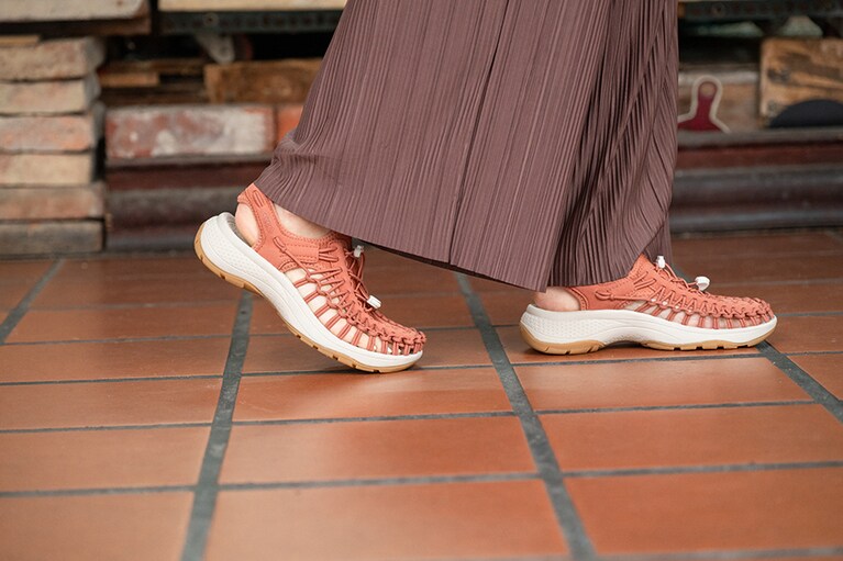 機能やフォルムはもちろん、秀逸なカラー展開も〈キーン〉の魅力。シューズの色みで着こなしにニュアンスをプラス。