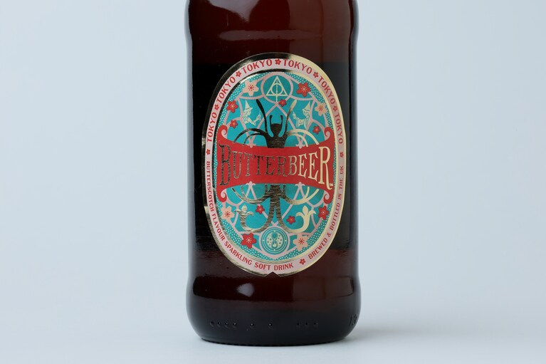 桜とTOKYOのロゴがあしらわれている限定ラベル。