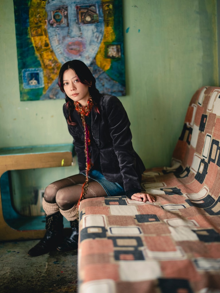 順子さんのアトリエにいるSUMIREさん。