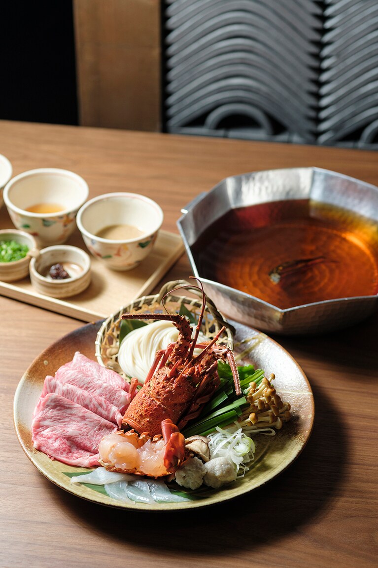 特別会席の台の物は和牛や海鮮など贅沢な具材を「あご出汁しゃぶしゃぶ」で。