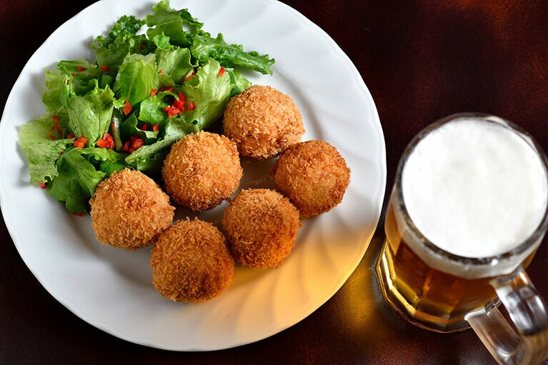 キャベツコロッケ750円、生ビール500円。