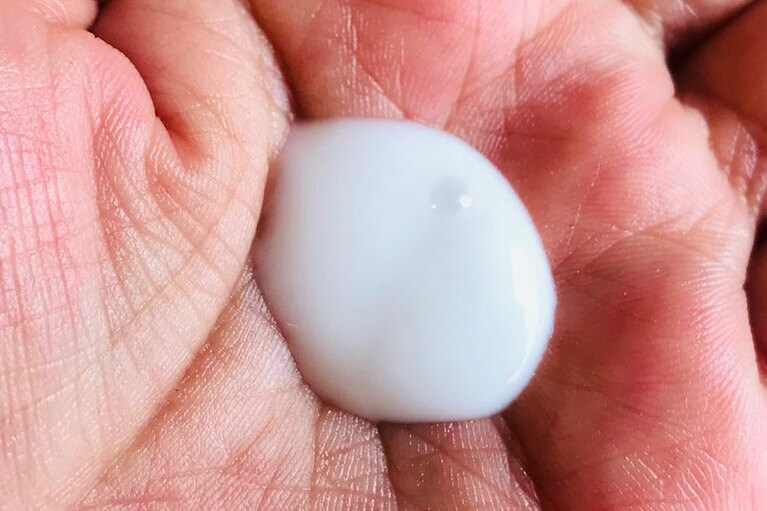 とろ～んと出てくる濃厚テクスチャー。でも伸ばすとさーっとすぐなじむ。