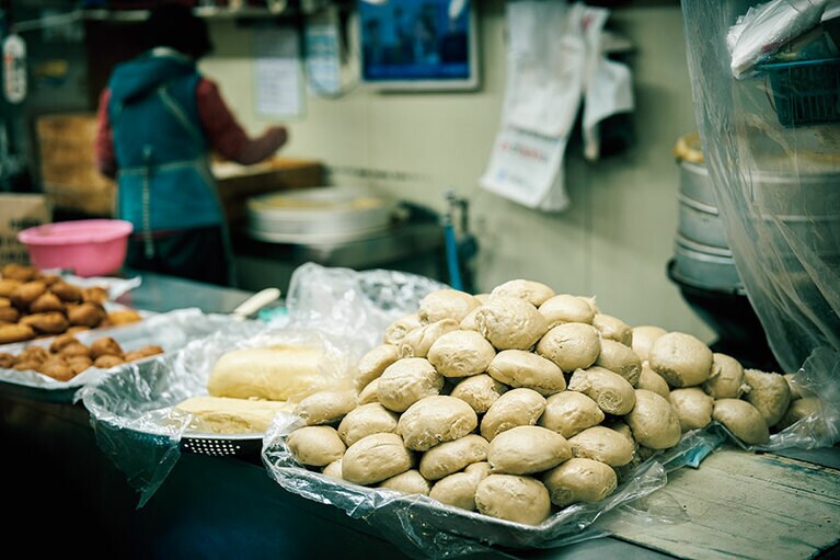 小腹が空いたら揚げたてのドーナツや蒸しパンの食べ歩きも。（西帰浦毎日オルレ市場）