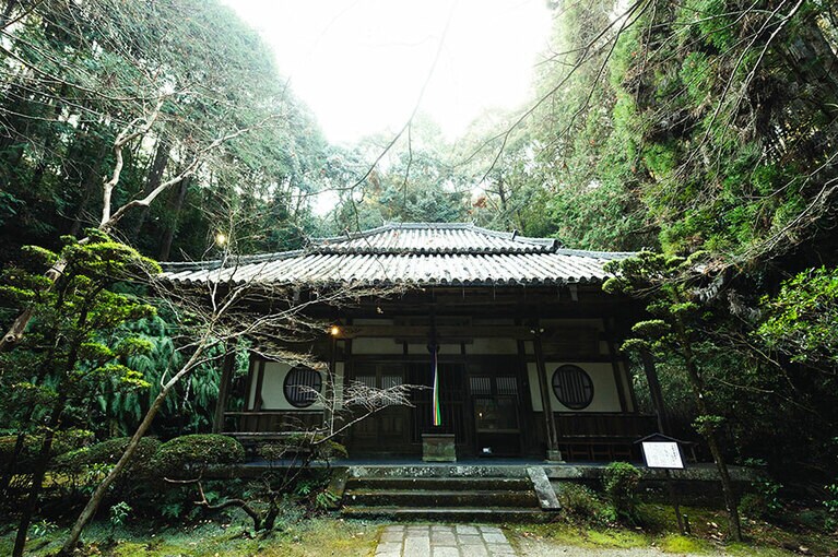 【王龍寺】山門から渓流沿いを300mほど登ると見えてくる本堂。