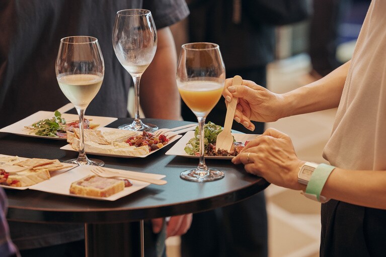 ライブ・キッチンで腕を振るうシェフによるアミューズやドリンクを、事前に購入したチケットと交換。