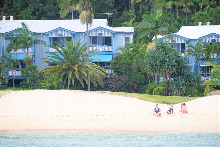 ビーチサイドに連なる「タンガルーマ・アイランドリゾート」のロッジ。