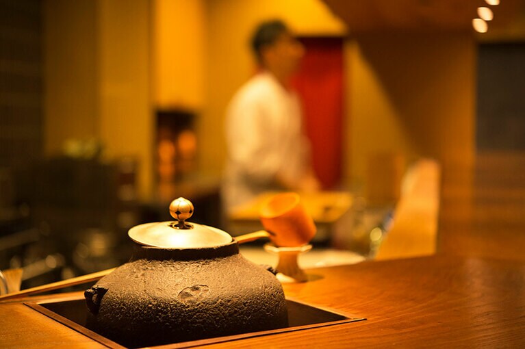 南部鉄器の茶釜。夜は抹茶を点ててくれる。