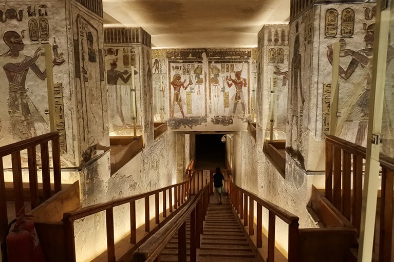 墓の坑道は王朝の時期により、スタイルが異なる。第20王朝のラムセス3世は直線型。