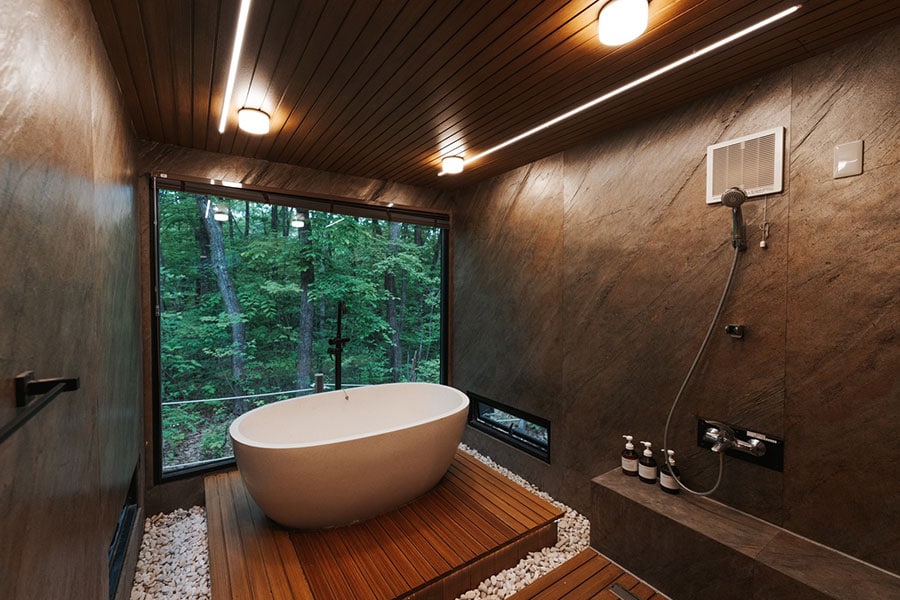 「Totonouサイト」の専用風呂。森林を眺めながらゆったりと過ごせる。