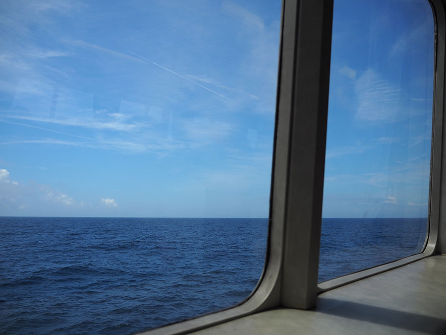 もし天気がよければ、ジェットフォイルの窓からキラキラ輝く長崎の海を堪能できます。
