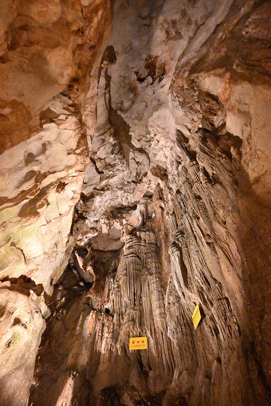 白雲洞は石灰岩でできた奥行き200メートルの鍾乳洞窟。