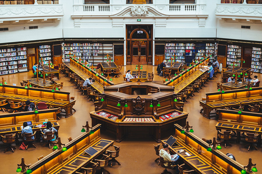 著作物150万冊を所蔵するオーストラリア最大級の図書館、ビクトリア州立図書館。ドーム型の屋根の下に放射状に配置された読書室は印象的。