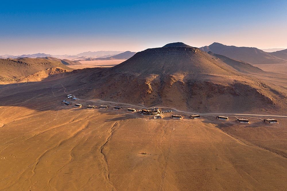 山と砂丘の絶景が望めるロケーション。ナミブ砂漠には野生動物も多く生息している。©and Beyond.com