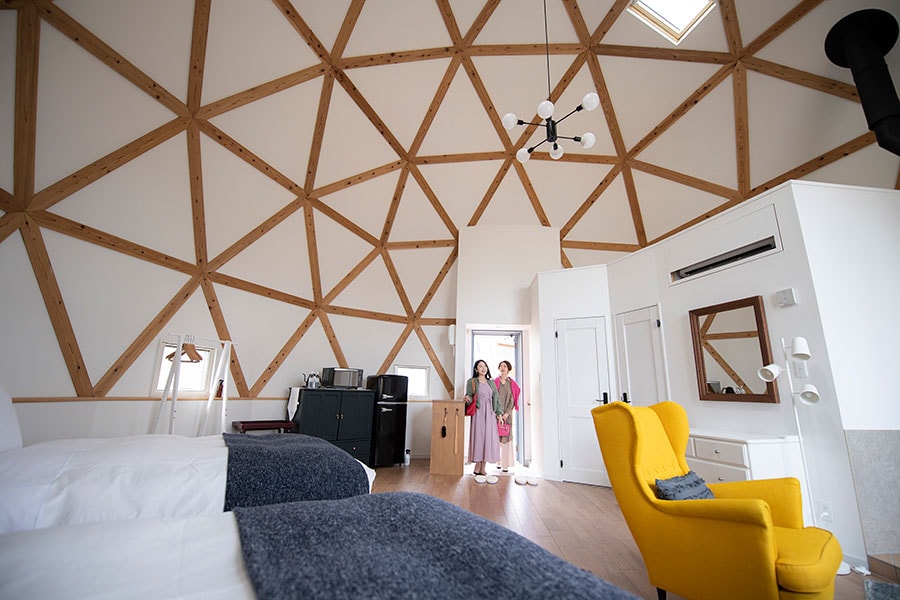 シンプルながらナチュラルで洗練されたデザインの木製ドーム型キャビン。ドームならではの天井の高さが開放感を演出。