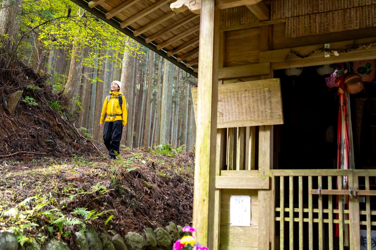 杉林を抜けると、標高533m地点にある地蔵峠に出る。峠の名の由来となった地蔵堂があり、江戸時代に造られた地蔵菩薩像が祀られている。通過する前に、地蔵菩薩の御真言「オン カカカ ビサンマエイ ソワカ」と唱えてみよう。