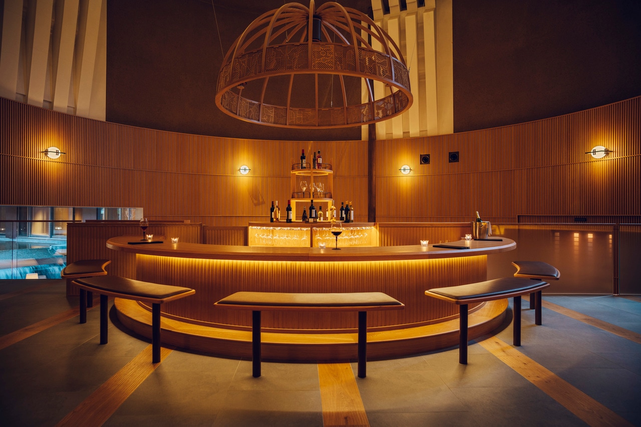 円形カウンターが印象的な「NAGANO WINE BAR」
