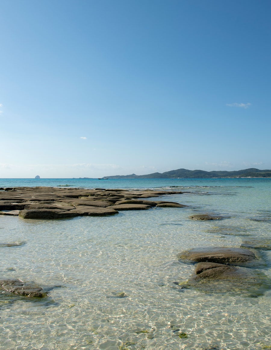 干潮時のみ海岸線に姿を現す、六角形の柱状節理が神秘的な畳石。