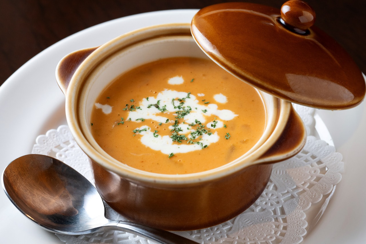 オマール海老のクリームスープ～BISQUE～ 693円。