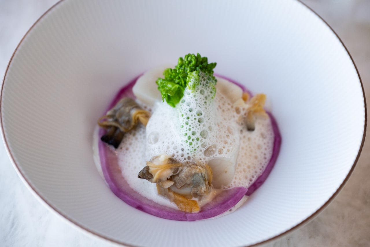「帆立貝のナージュ 菜の花と赤蕪 浅利のフォーム」。