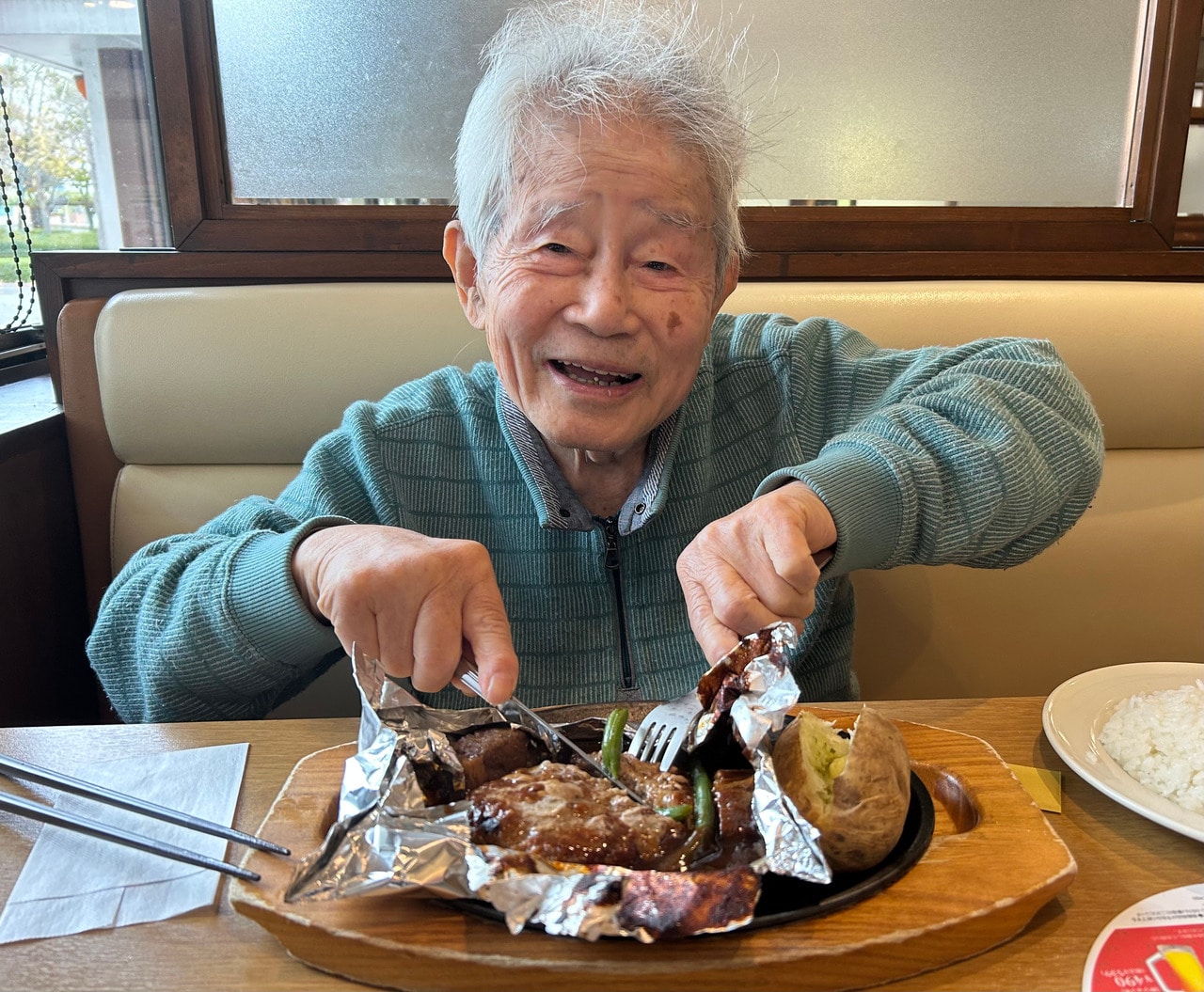 「あつあつハンバーグ」を食べる良則さん。