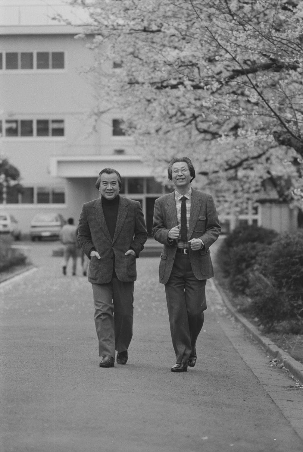 ともに90代で活躍する作家の黒井千次は都立西高文芸部の2年先輩。39年前、雑誌の企画で母校へ。　©文藝春秋