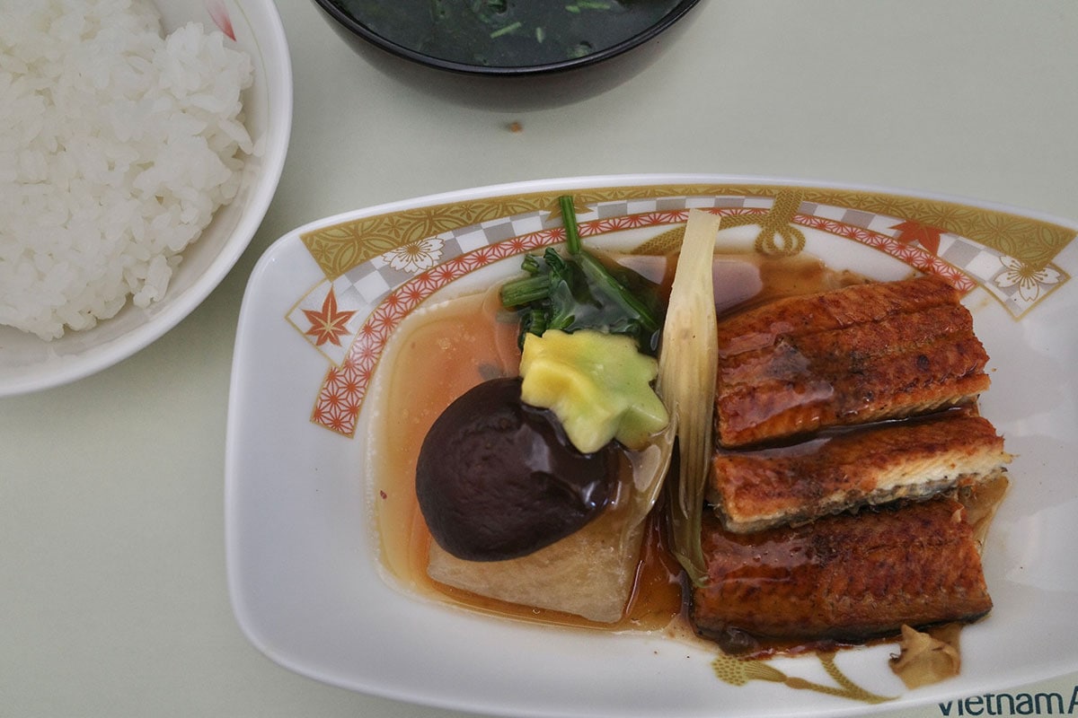 メインディッシュは生姜が効いた鰻で、ごはんが進む。